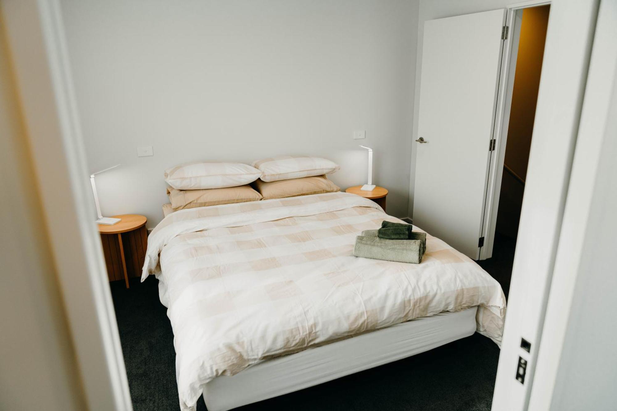 New Townhouse, Heart Of City Centre, 2 Bed 2 Bath, Car Park Крайстчърч Екстериор снимка